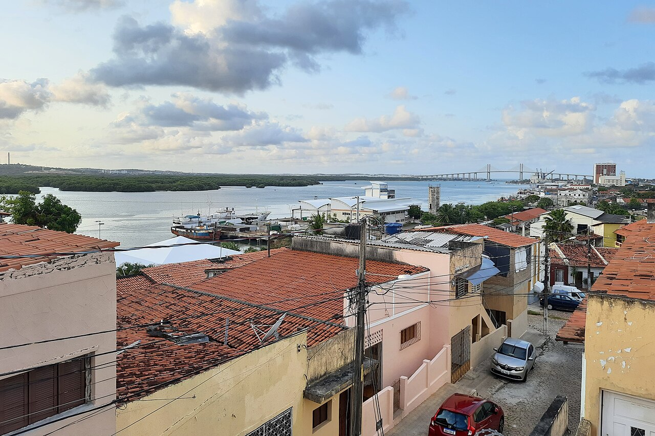 Rio Potengi visto da Cidade Alta, em Natal, Rio Grande do Norte, com telhados da Ribeira em primeiro plano e a Ponte Newton Navarro ao fundo